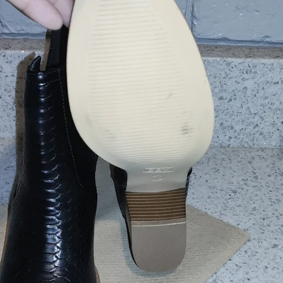 Elegant Black Textured Ankle Booties - Picture 4 of 5